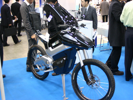 　燃料電池の国際見本市 FC EXPO 2007で、英国INTELLIGENT ENERGY社が燃料電池バイク ENVを展示していた。かなり斬新なデザインで、市販、製品化については各社と検討中だそうだ。