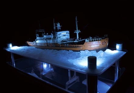 『大人の超合金　南極観測船　宗谷（第一次南極観測隊仕様）』。船内に発行ギミックが搭載され、夜間の航行シーンも再現可能。