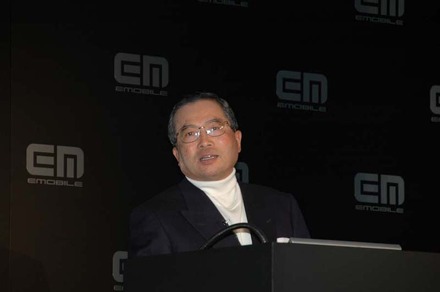 サービスについて説明する代表取締役兼CEOの千本倖生氏