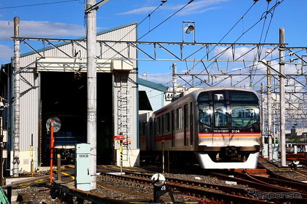 東京メトロ深川車庫に入庫中の東葉高速2000系
