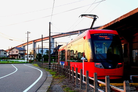 2012年9月に開通した新湊大橋と万葉線電車