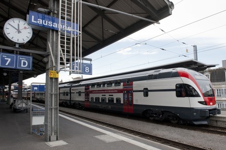 スイス連邦鉄道の構内時計（左上）