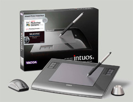 　ワコムは26日、ペンタブレット「Intuos3 （インテュオス スリー）」シリーズの追加モデルとして「Intuos3フォトフィニッシュパック（PTZ-630/G7A）」を発表した。発売は3月3日で、価格はオープン。同社直販サイト「ワコムストア」での販売価格は3万1,800円。