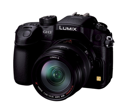 ミラーレスのレンズ交換式一眼カメラ「LUMIX」シリーズの最上位モデル。写真は「DMC-GH3A」