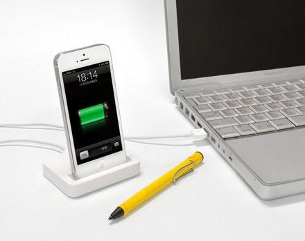 iPhone 5の縦置き充電が可能なドッキングスタンド「iPhone 5用充電スタンド S」