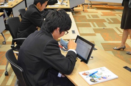 Windows 8搭載端末で授業を受ける前橋高校の生徒