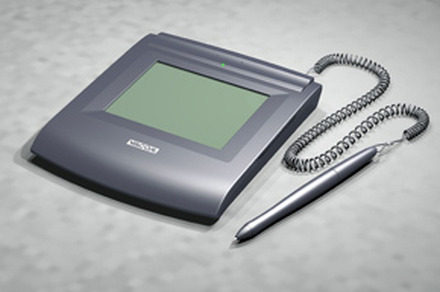 　ワコムは15日、ドイツで開催される「CeBIT 2007」に「サイン認証専用液晶ペンタブレット」のプロトタイプを出展することを発表した。また、4月から国内と欧米アジアに向けてサンプル出荷も行う。