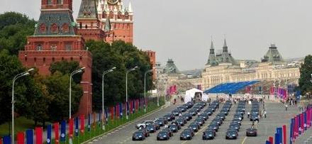 モスクワの赤の広場でロシアの五輪メダリストに贈られた合計129台のアウディ車