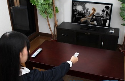 テレビに接続したiPhone/iPadをリモコン操作するイメージ