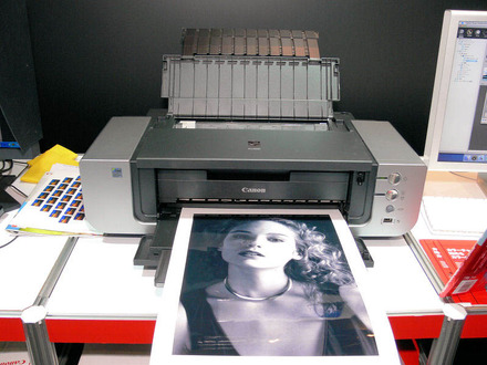 　キヤノンのブースには、06年2月に発表され、ようやく「07年5月中旬発売予定」と具体的な予定が明らかになったプリンタ「PIXUS Pro9500」が展示され、印刷のデモを行っている。
