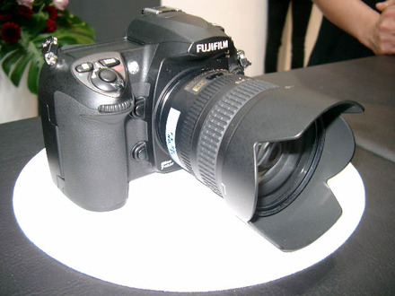 FinePix S5 ProにAF-S DX Zoom Nikkor ED 18-70mm F3.5-4.5G（IF）のレンズを装着