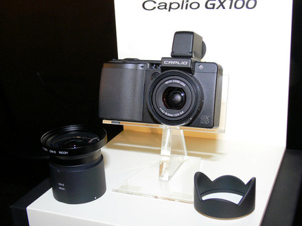 　リコーは28日、着脱式液晶ビューファインダー（EVF）と3倍ワイドズーム搭載のコンパクトデジタルカメラ「Caplio GX100」を発表した。発売は4月20日。予想実売価格は80,000円前後。
