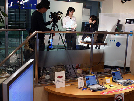 新宿ショールームが生配信のスタジオに変化
