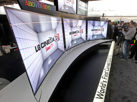 LGエレクトロニクスの展示ブースでは、55インチの曲面有機ELテレビ3台を設置