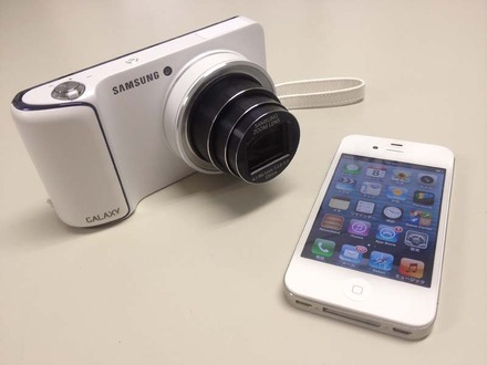 GALAXY Camera外観。サイズの参考に手前にiPhone5を置いた。