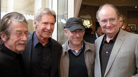 『インディ・ジョーンズ』のパーティで(写真左から)ジョン・ハート、ハリソン・フォード、スティーヴン・スピルバーグ、ジム・ブロードベントに遭遇! photo:Ayako Ishizu