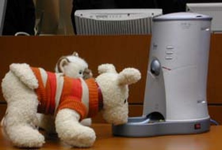 NTT-ME、BB環境を利用した小型犬・猫用ライブカメラ付き自動給餌機＆環境構築をパッケージ提供