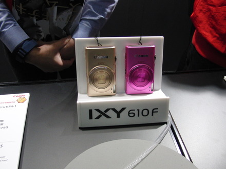デジカメ新製品が実際に触って操作できる「CP＋」。発表されたばかりの新製品が数多く展示されている。写真はキヤノン「IXY 610F」