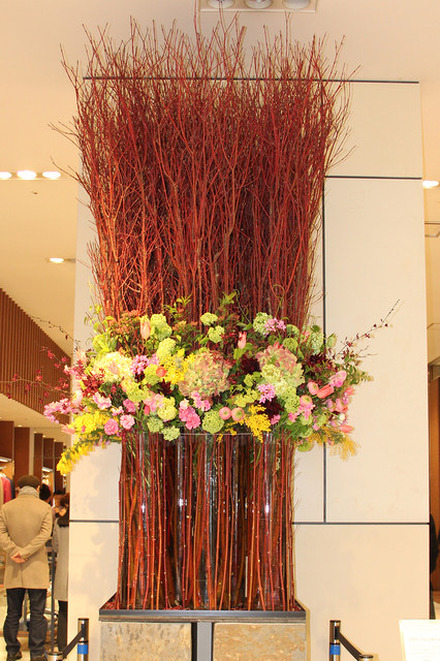 伊勢丹メンズ館正面玄関の花のディスプレイ