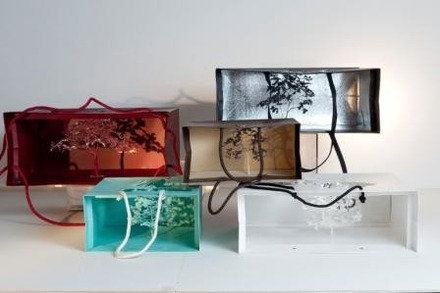 《Notice-Forest:Five Reasons(Prada, Chanel, Louis Vuitton, Cartier, Tiffany&amp;Co.)》、2011、紙袋、糊
