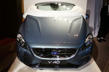 ボルボは、世界初の歩行者エアバッグを採用した新型車『V40』を発売