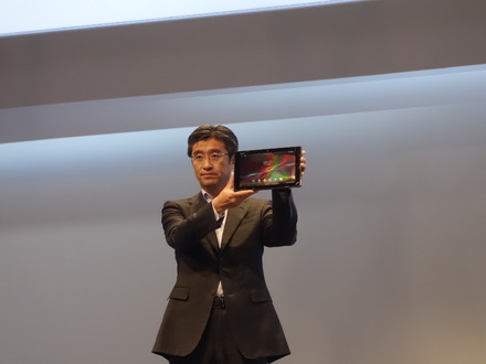 「Xperia Tablet Z」をアピールする、ソニーモバイルの鈴木氏
