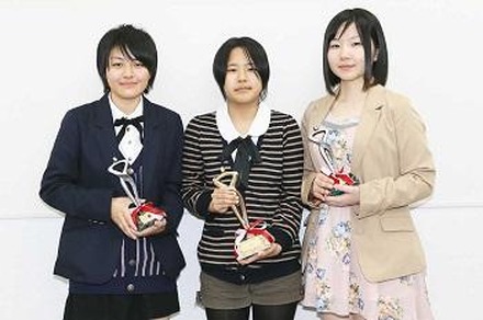 国内カテゴリー グランプリ　佐藤奈々珠さん、準グランプリ　小田切優衣さん、長友みなみさん