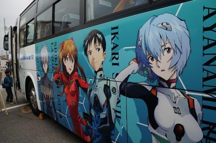 箱根登山バスの100周年を記念するイベントに、グループ会社の小田急箱根高速バスが運行する「エヴァンゲリオン」のラッピングが施された“痛バス”も登場（C）カラー