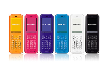 6色が用意されたストレート型PHS端末「PANTONE WX03SH」