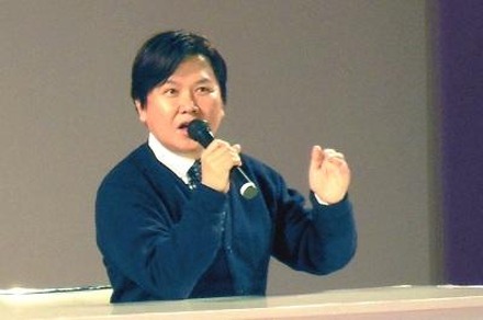 東京国際アニメフェア2013スペシャルステージ「声優アワード・放課後カリキュラム」で熱弁をふるう三ツ矢雄二