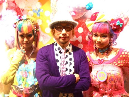 増田セバスチャン（中）と6%DOKIDOKIをこよなく愛し、その世界観を体現するショッップガール（右、左）