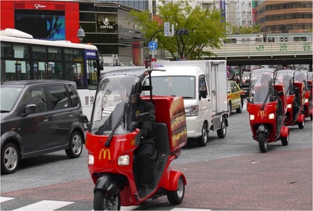 マックデリバリー/デリバリーバイク。渋谷駅前スクランブル交差点