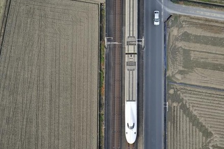 吉永さんが真上から撮影した東海道・山陽新幹線のN700系。実物大の鉄道模型を上から眺めているようなアングルだ。