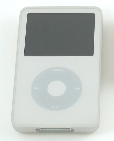 　レイ・アウトは31日、第5世代iPod/第2世代iPod nano/第2世代iPod shuffle用に、シリコンジャケットやACアダプタ、イヤホン巻き取りなどをワンパッケージ化したセット製品全5シリーズを発表。6月上旬から順次出荷する。価格はオープン。