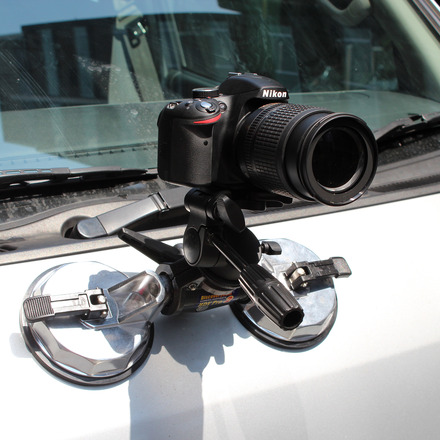 車のボンネットにデジタル一眼レフカメラを固定した利用イメージ（カメラは別売）