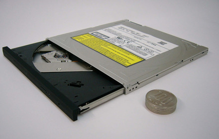 　パナソニック コミュニケーションズは5日、世界最薄のノートPC用内蔵型DVDスーパーマルチドライブを発表。OEM製品としてPCメーカーに出荷を開始したという。