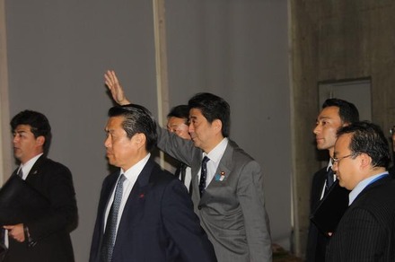 手を振りながら会場に入る安倍首相