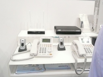 パナソニックのブースでは無線LAN機能付き携帯電話を内線電話として利用する事例の展示が行われていた