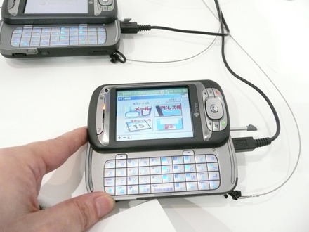 NTTコミュニケーションズはスマートフォンのhtc Zで、シンクライアントサーバを利用する事例が参考展示されていた