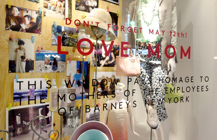 バーニーズ新宿店１階ウインドー「LOVE MOM」