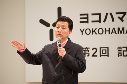 「ヨコハマトリエンナーレ2014」記者会見でタイトル等について解説する森村泰昌氏　Photo: KATO Ken