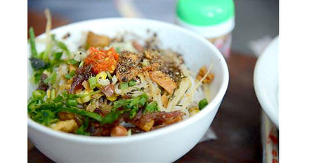海南粉（hainan fen）　ピーナッツや香草などを刻んでビーフンにあえて食す、海南島で古くから食されている料理のひとつ