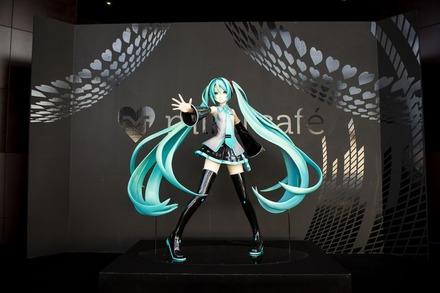 六本木ヒルズにオープンした初音ミク仕様のカフェ「miku cafe」