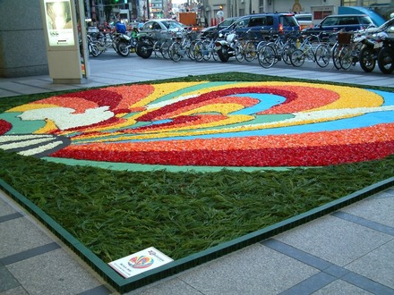 GWはバラの花びらで作った絵画に囲まれて光体験−新宿タカシマヤでインフィオラータ開催