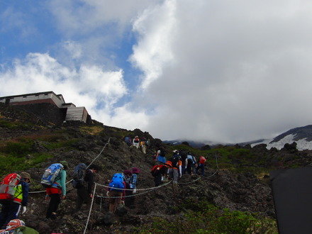 大勢の登山客でにぎわう登山道