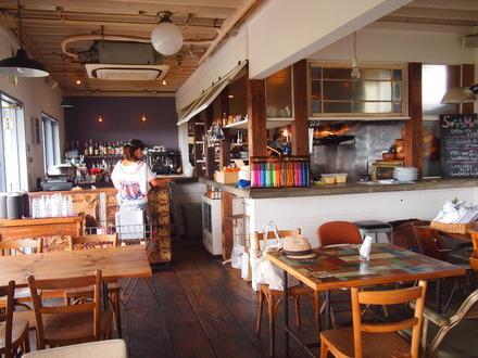 「クルチアーニC」と、鎌倉・七里ケ浜の人気カフェ「ダブル・ドアーズ」とのコラボカフェ店内
