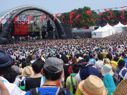 メインステージのひとつ、LAKE STAGE