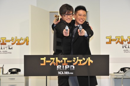 映画『ゴースト・エージェント/R.I.P.D.』のPRイベントで即席のお笑いコンビを結成した柳沢慎吾（右）と藤森慎吾