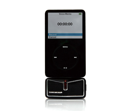 iPodと接続した「TUNEWEAR Stereo Sound Recorder for iPod」