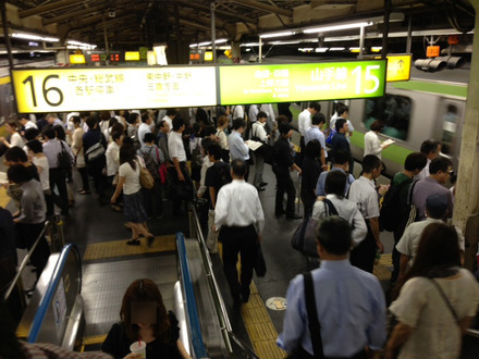 帰宅ラッシュ時の新宿駅